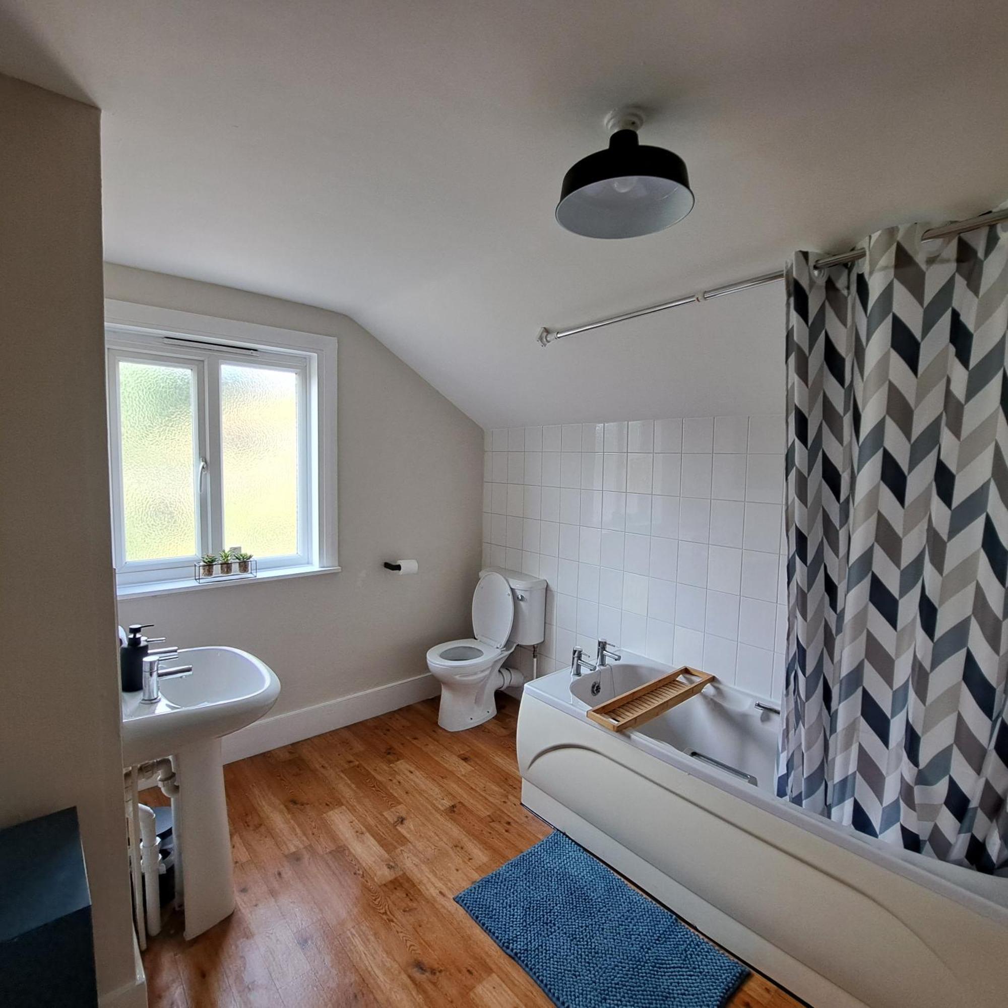 Generous 3 Bed In The Heart Of The Village Гантінгдон Екстер'єр фото